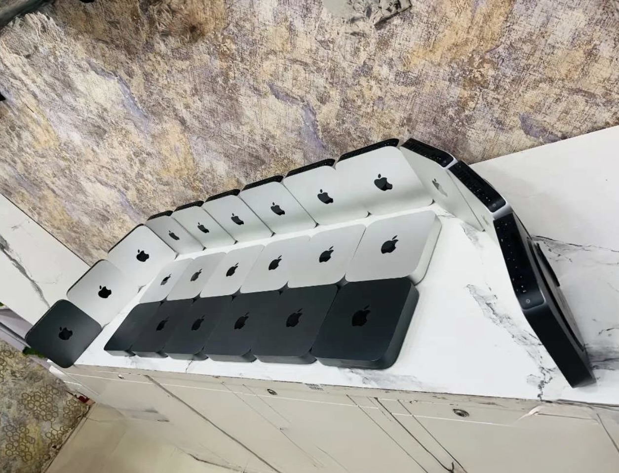Mac Mini 13.3" Intel Core i5 (2018) gallery thumbnail 3
