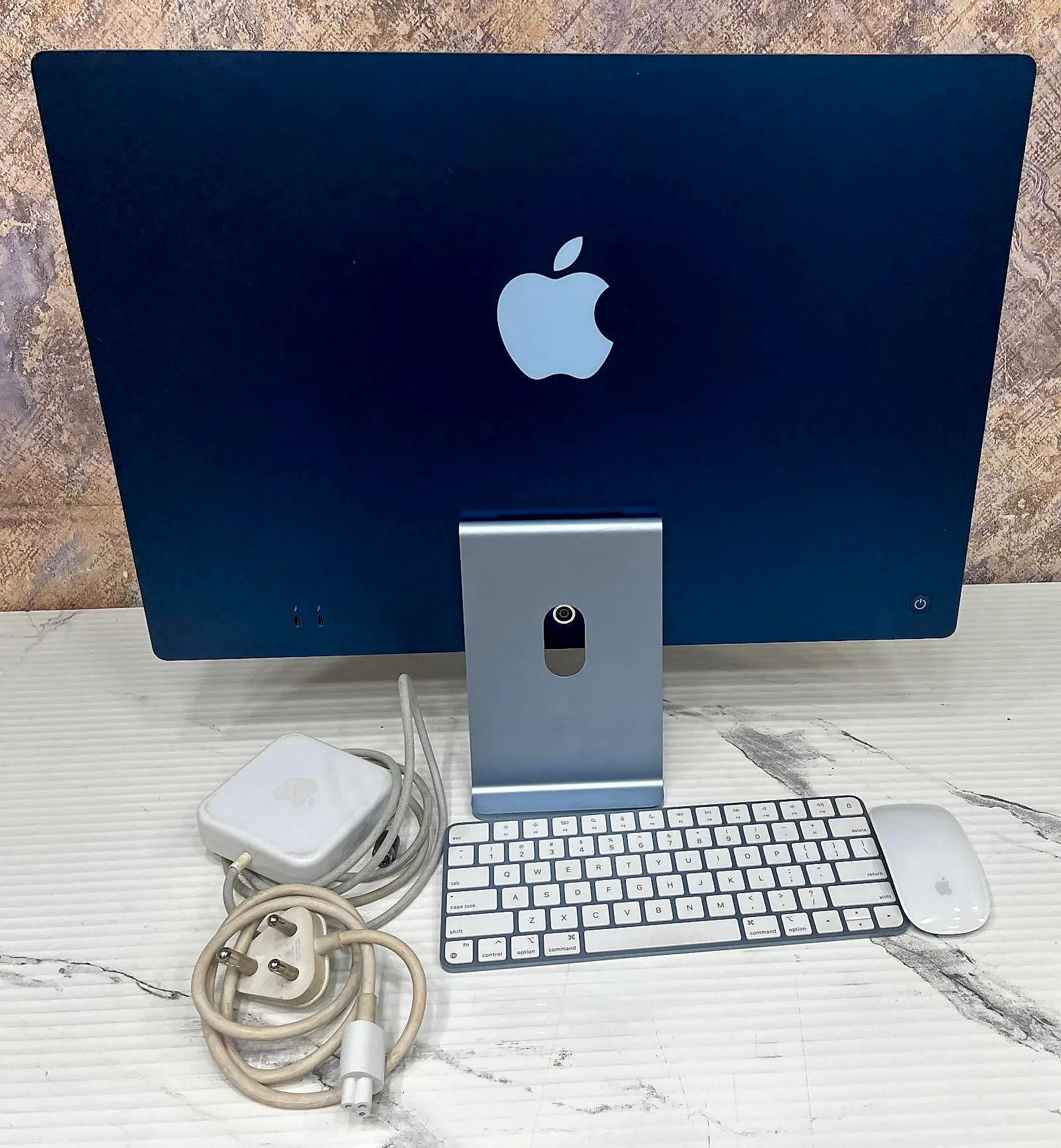 Apple iMac 24" M1 (2021) 8GB / 256GB - Sky Blue gallery thumbnail 2