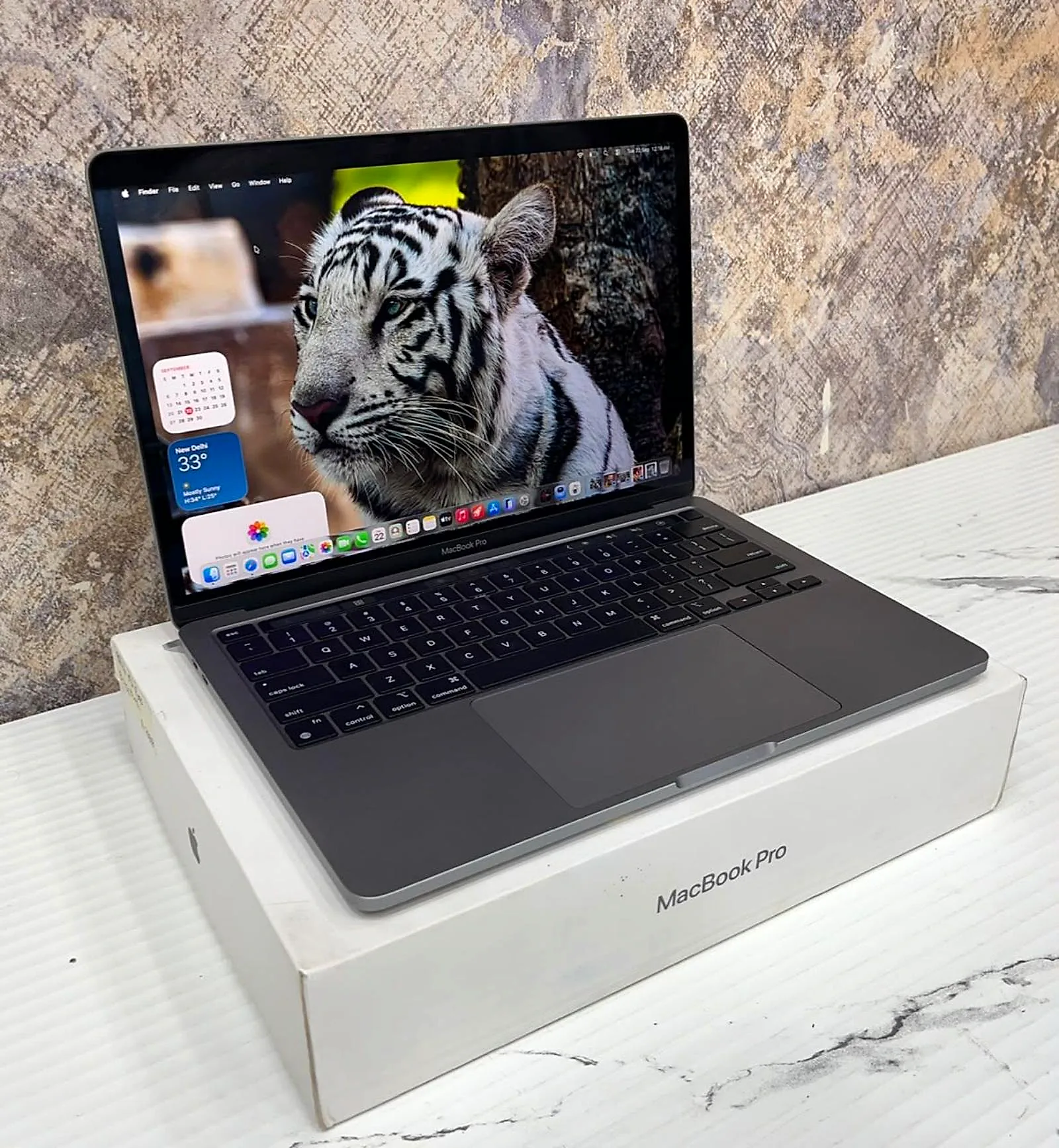 MacBook Pro 13.3" M2 (2022) 8GB / 256GB SSD - Space Gray gallery thumbnail 2