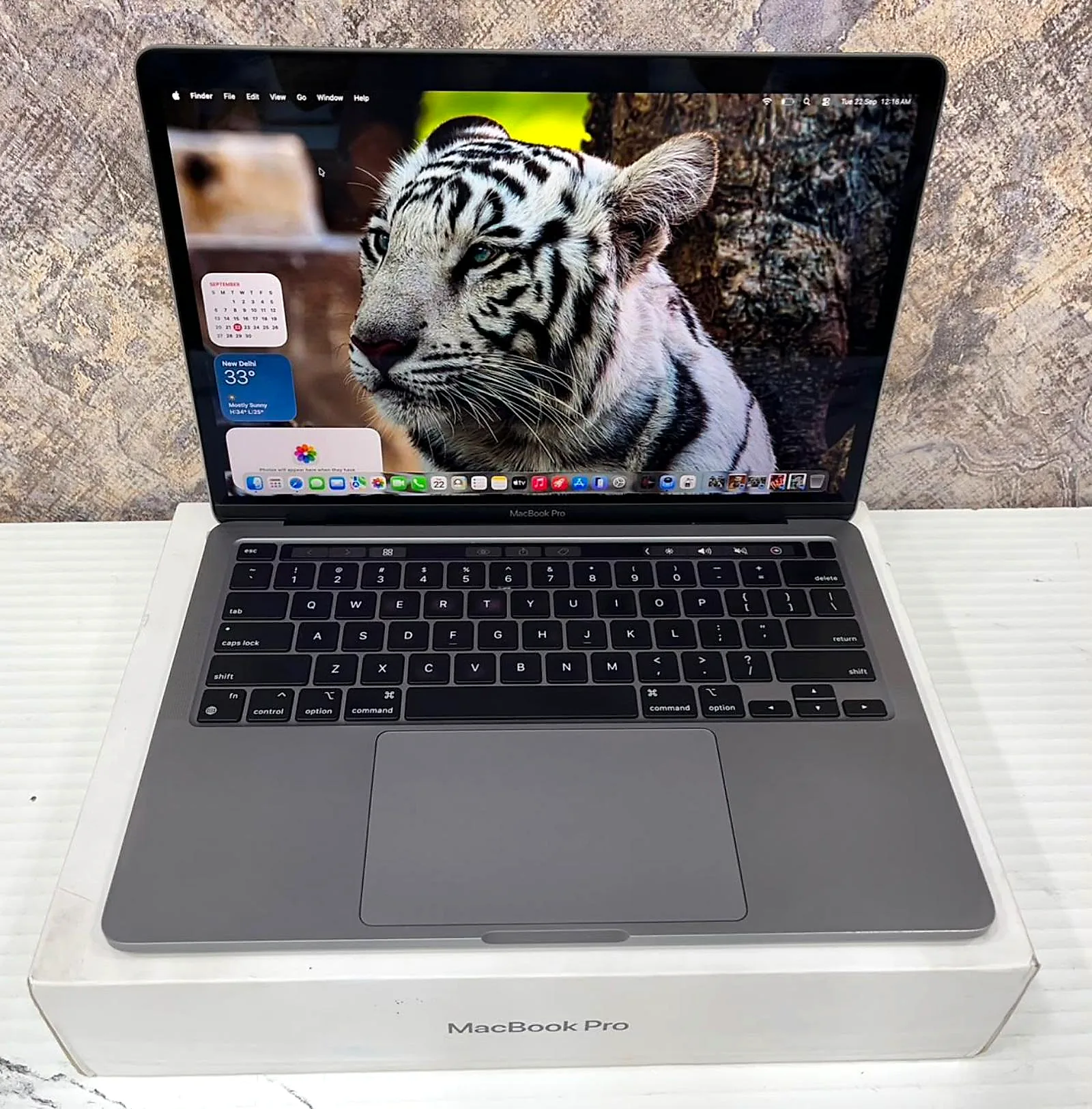 MacBook Pro 13.3" M2 (2022) 8GB / 256GB SSD - Space Gray gallery thumbnail 3