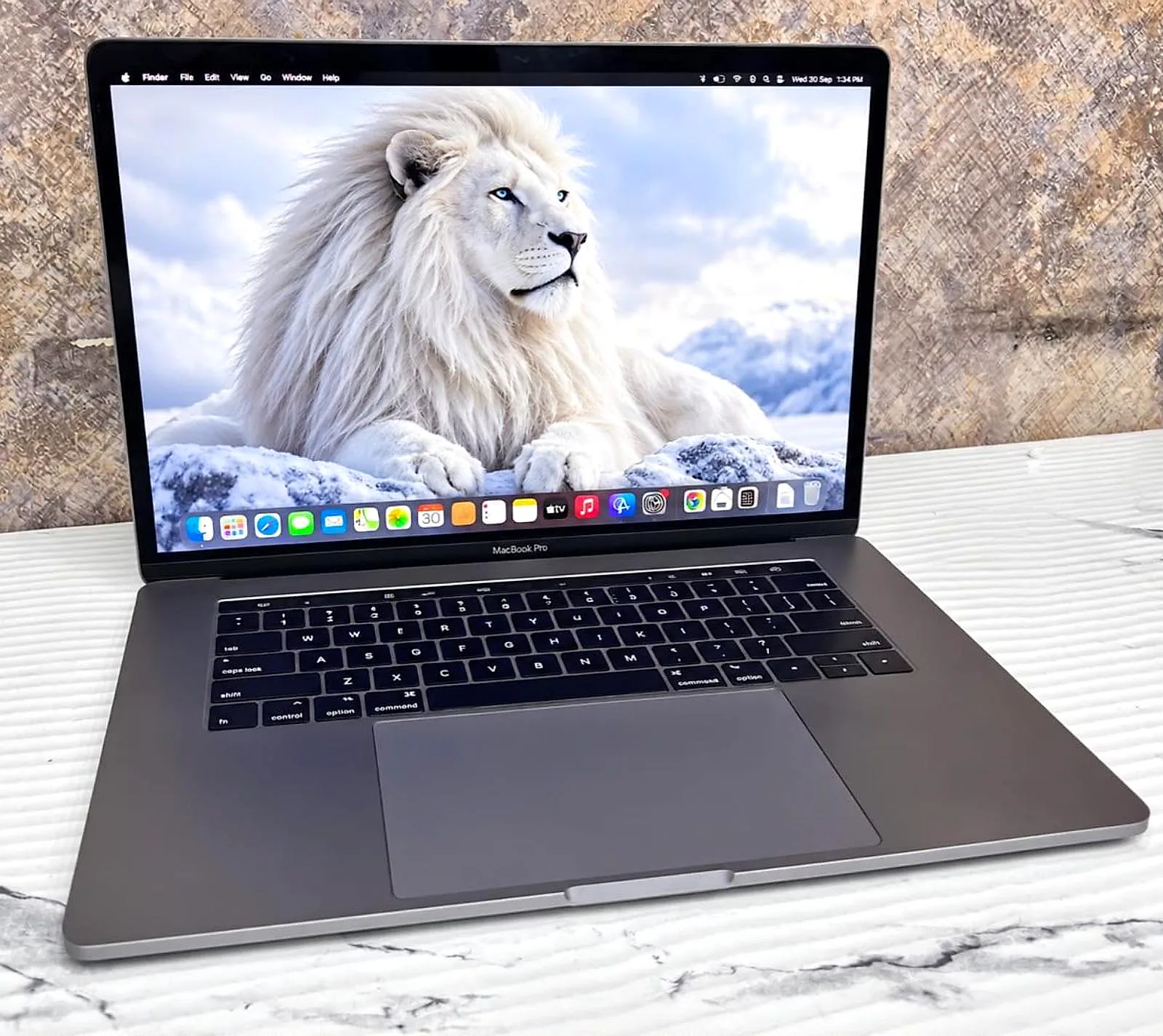 MacBook Pro 15.4" (2016) i7 / 16GB / 512GB SSD / Dual Graphics gallery thumbnail 3
