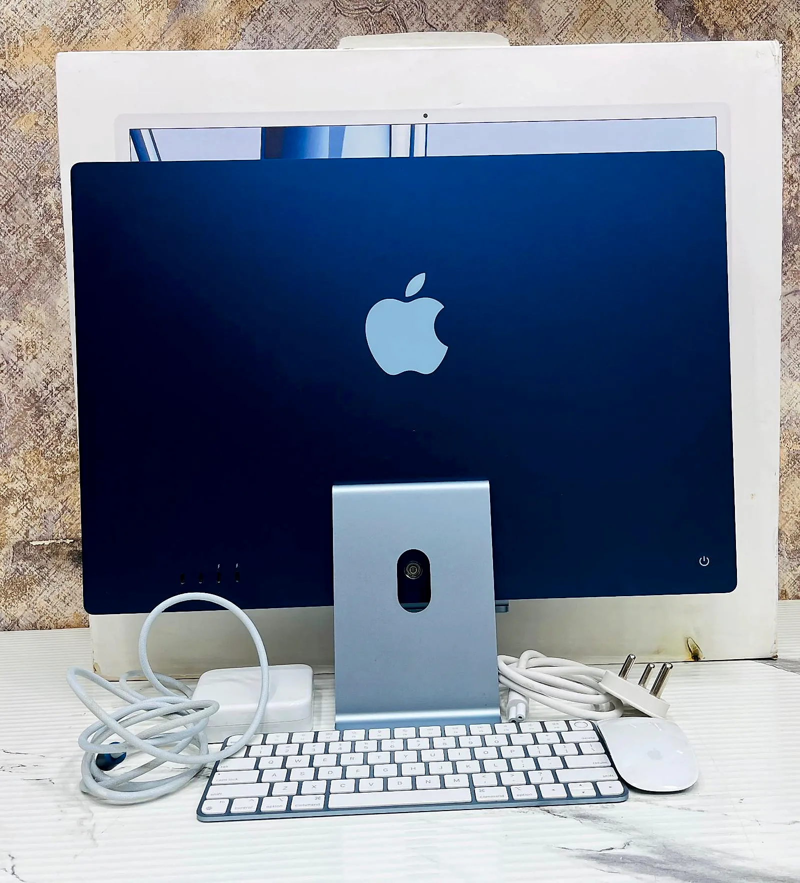 iMac 24" M3 2023 (8 Core CPU / 10 Core GPU) 8GB / 256GB - Sky Blue gallery thumbnail 2