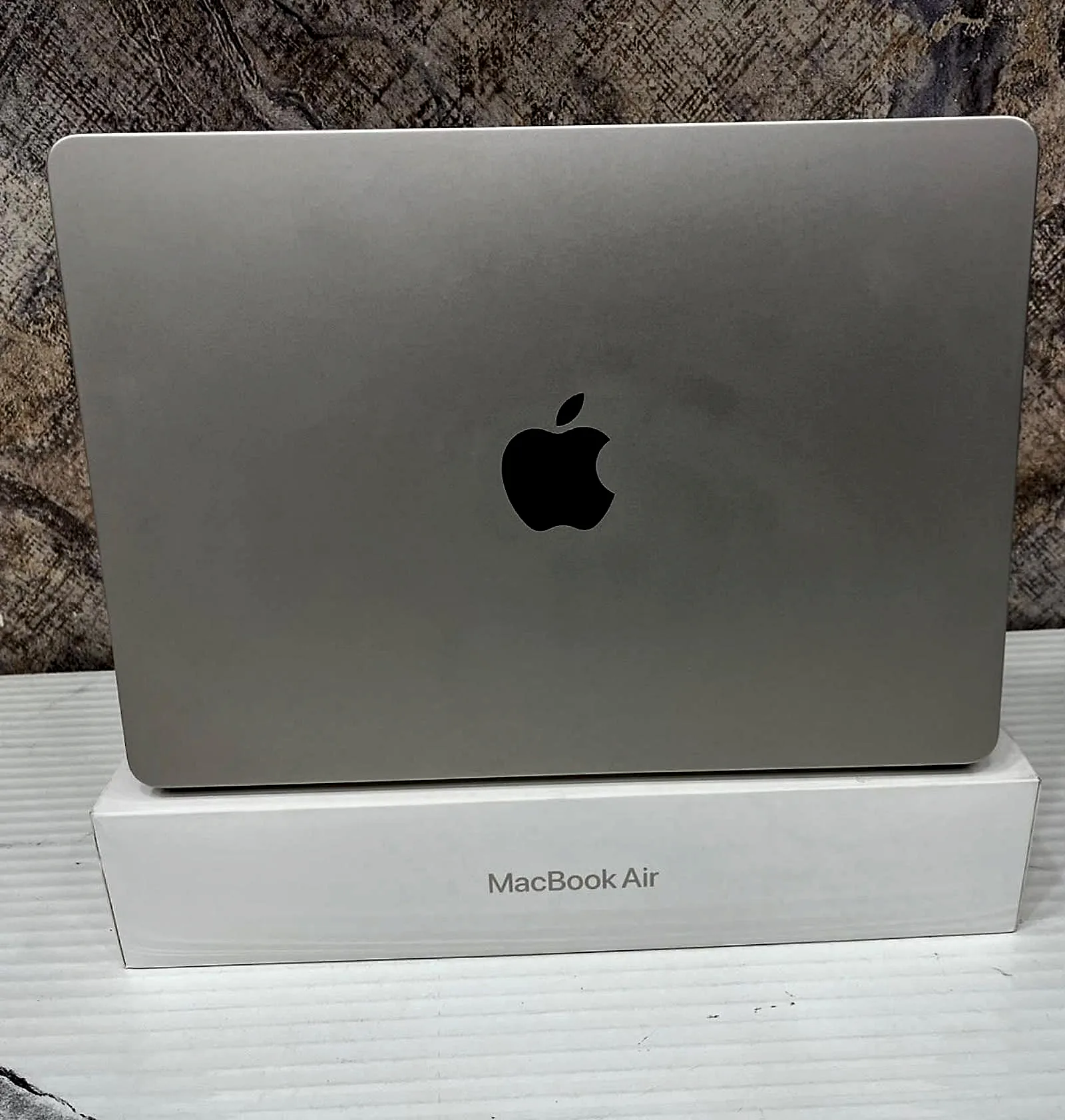 MacBook Air 13.6" M2 (2022) 16GB / 256GB SSD Starlight gallery thumbnail 3