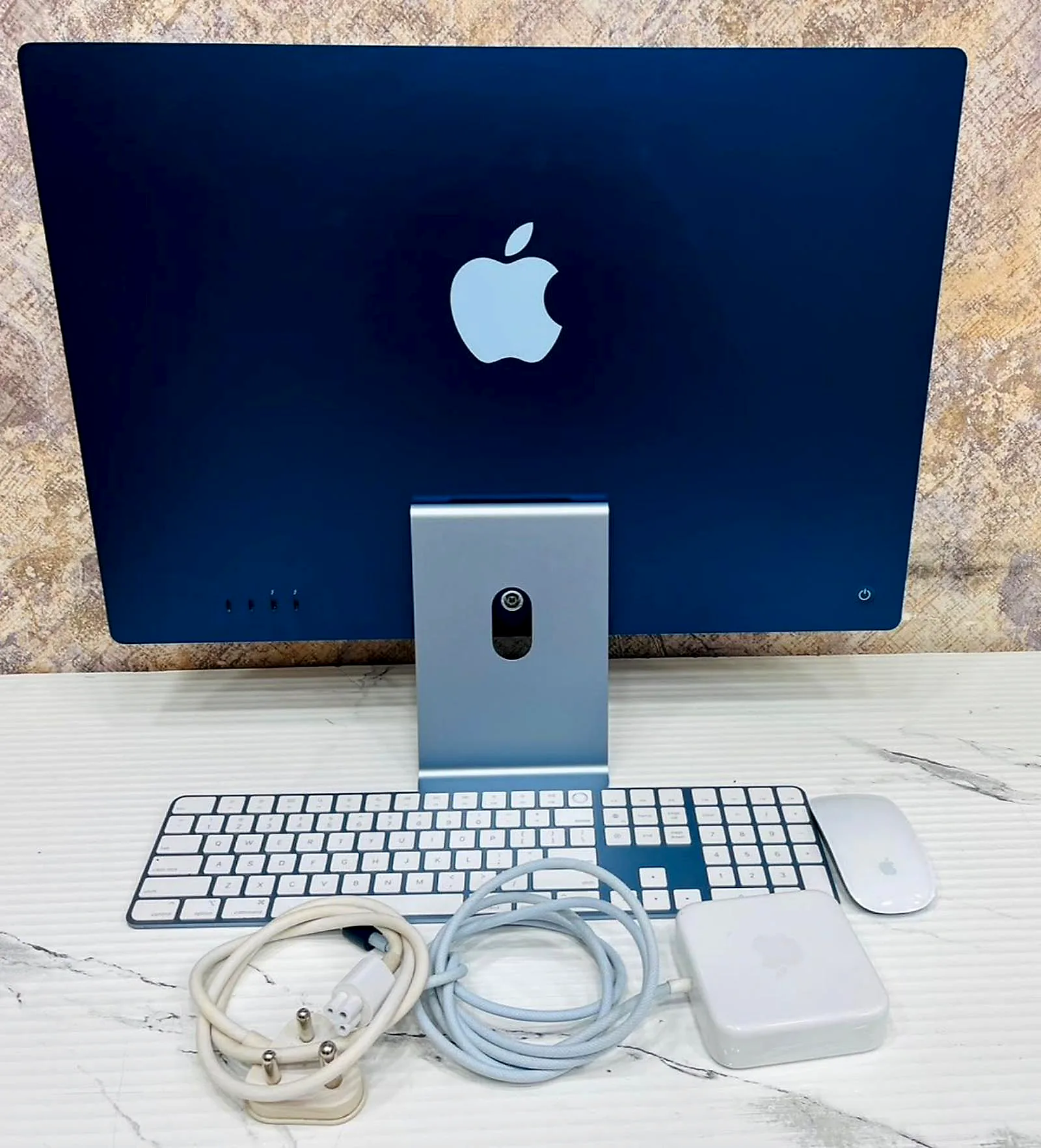 iMac 24" M1 (2021) 16GB / 256GB SSD (Sky Blue) gallery thumbnail 4