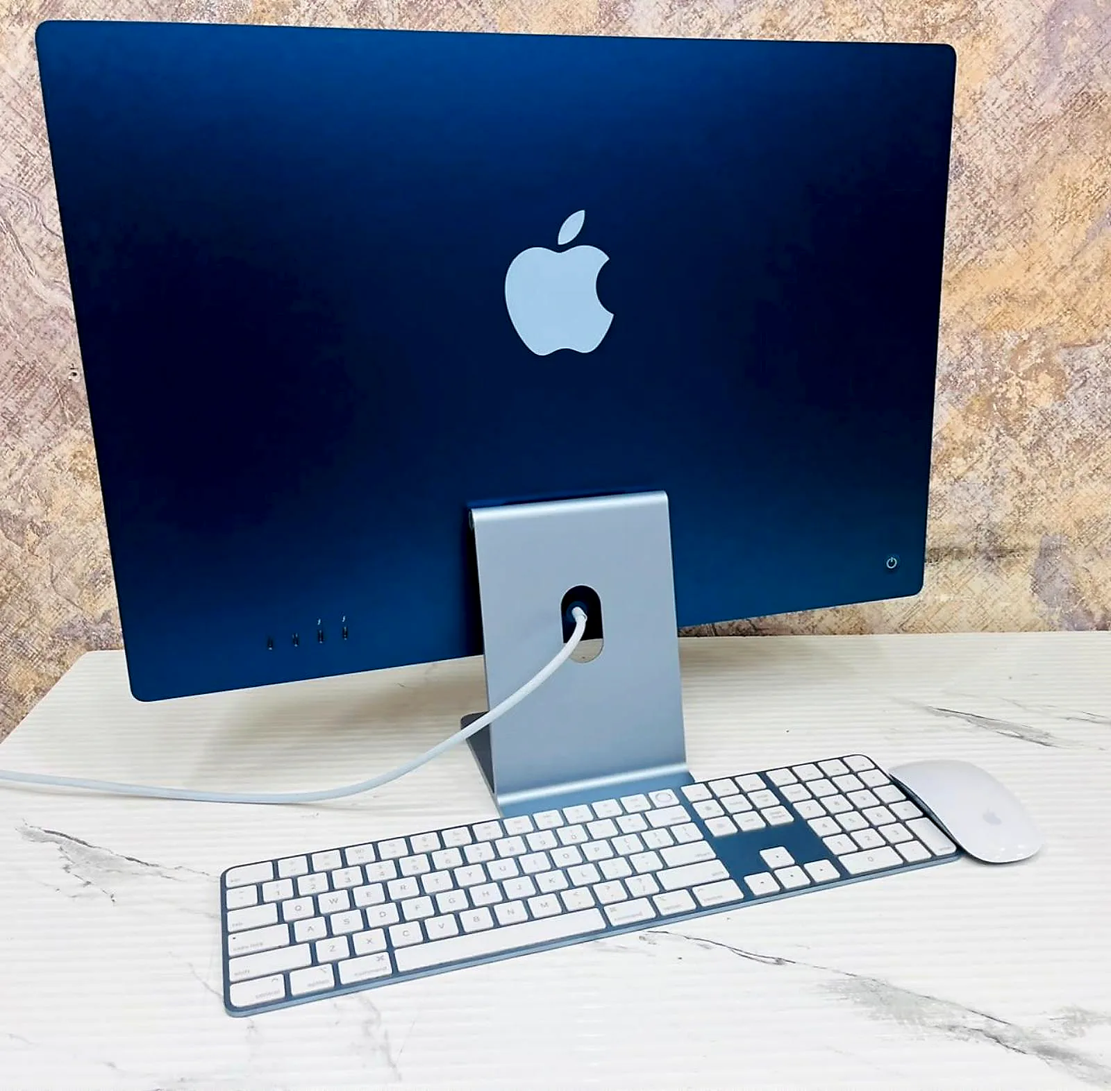 iMac 24" M1 (2021) 16GB / 256GB SSD (Sky Blue) gallery thumbnail 3
