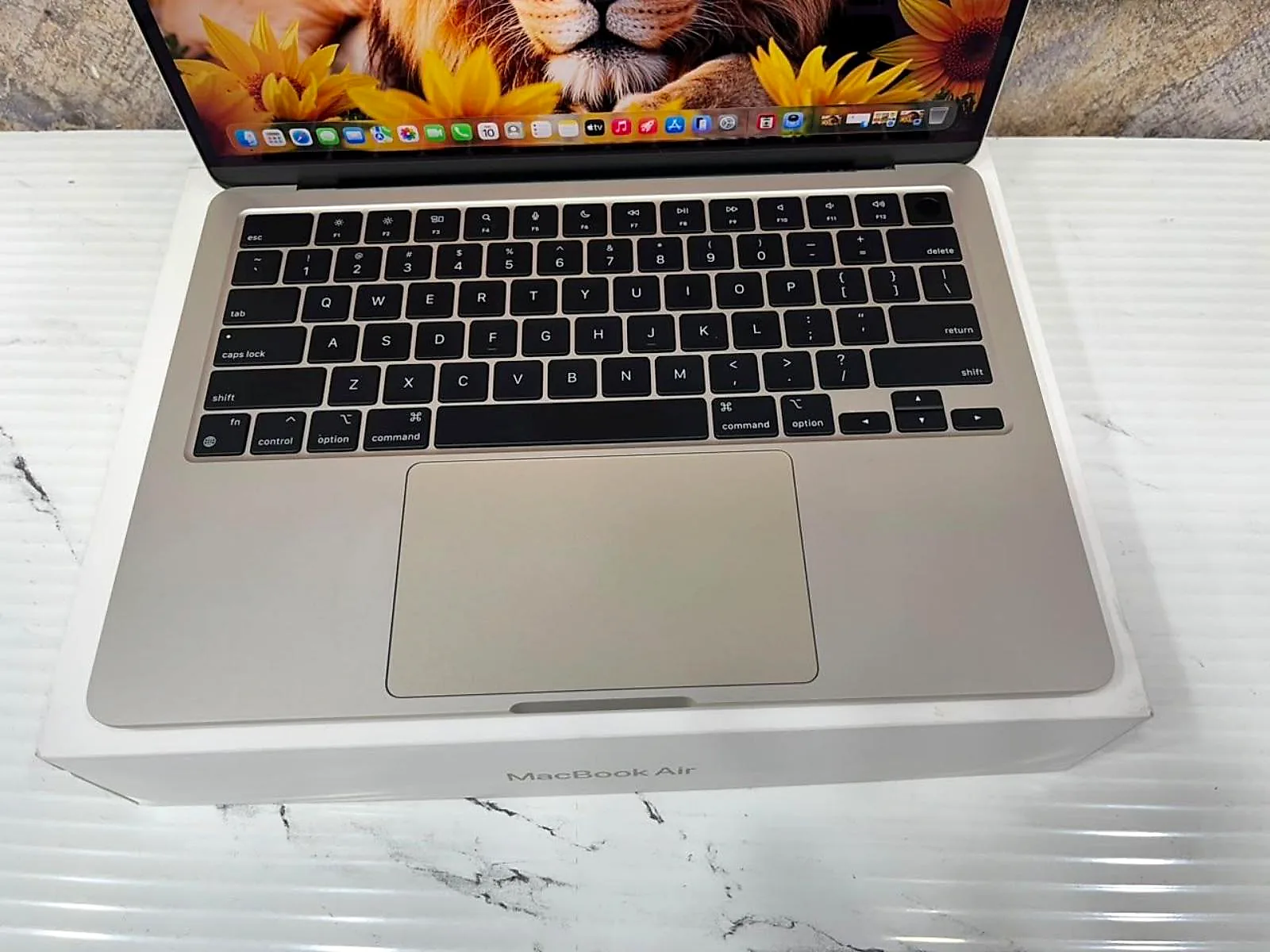 MacBook Air 13.6" M2 (2022) 16GB / 256GB SSD Starlight gallery thumbnail 3