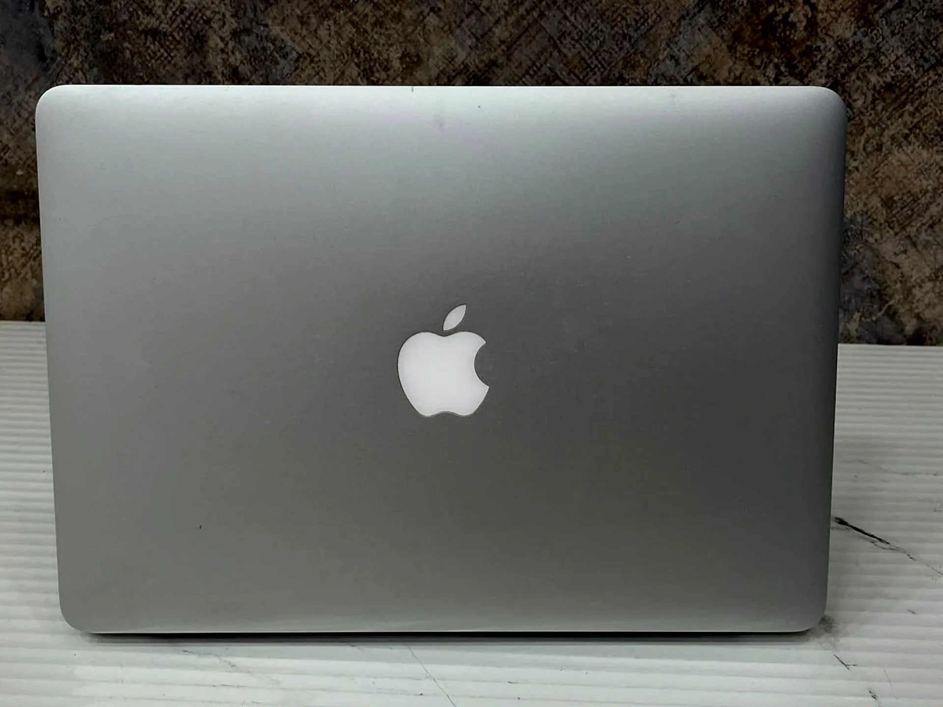 MacBook Air 13.3" Intel Core i5 (2017) 8GB / 128GB SSD gallery thumbnail 3