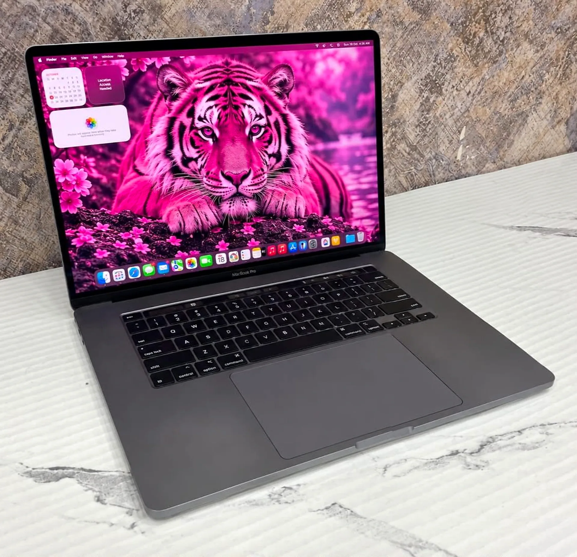 MacBook Pro 16" Intel Core i9 (2020) 32GB / 1TB SSD gallery thumbnail 2