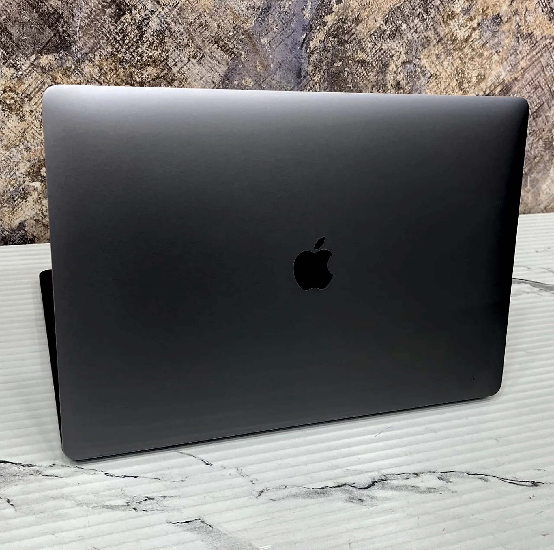 MacBook Pro 16" Intel Core i9 (2020) 32GB / 1TB SSD gallery thumbnail 4