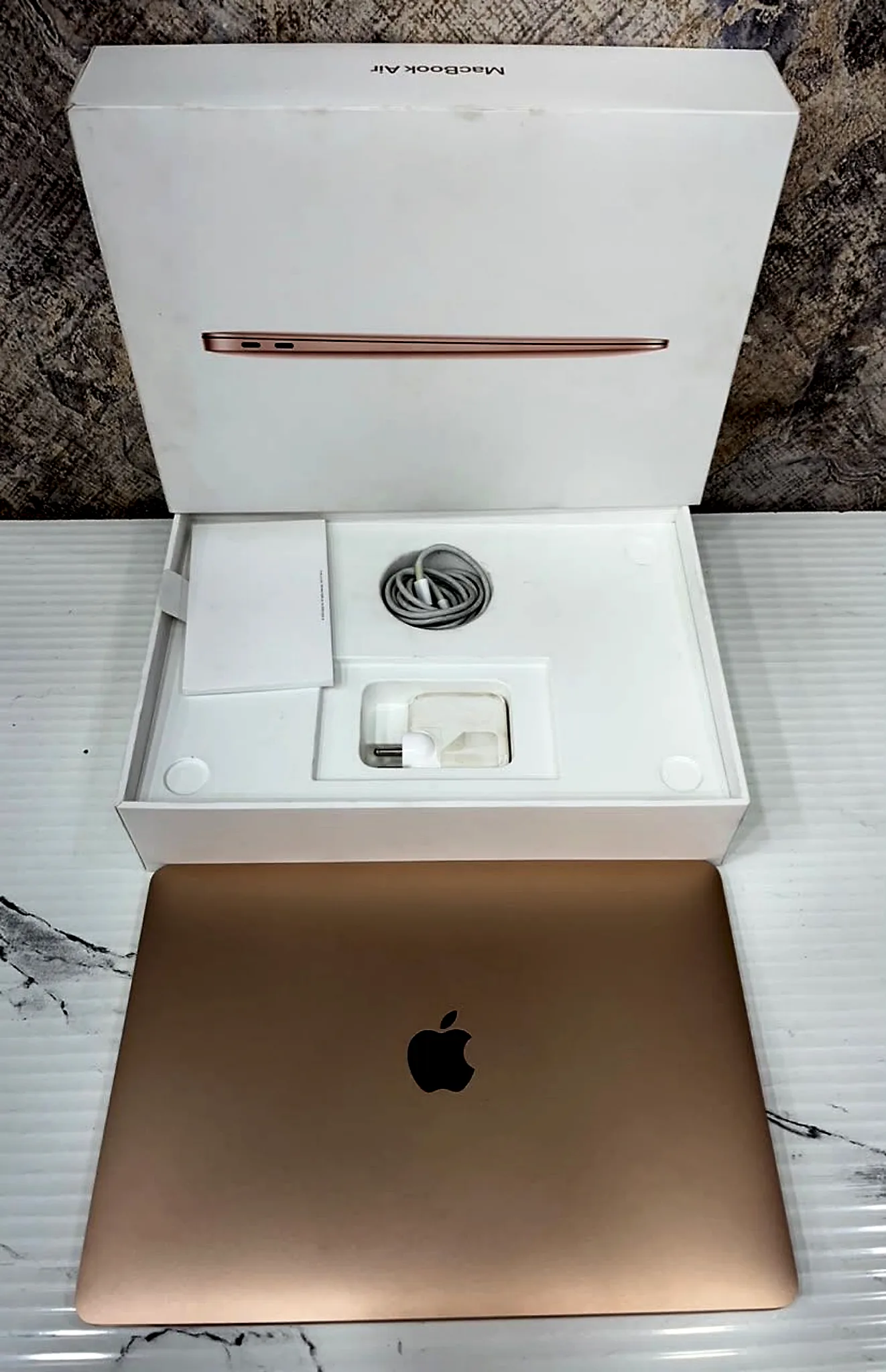 MacBook Air 13.3" M1 (2020) 8GB / 256GB SSD (Gold) gallery thumbnail 2
