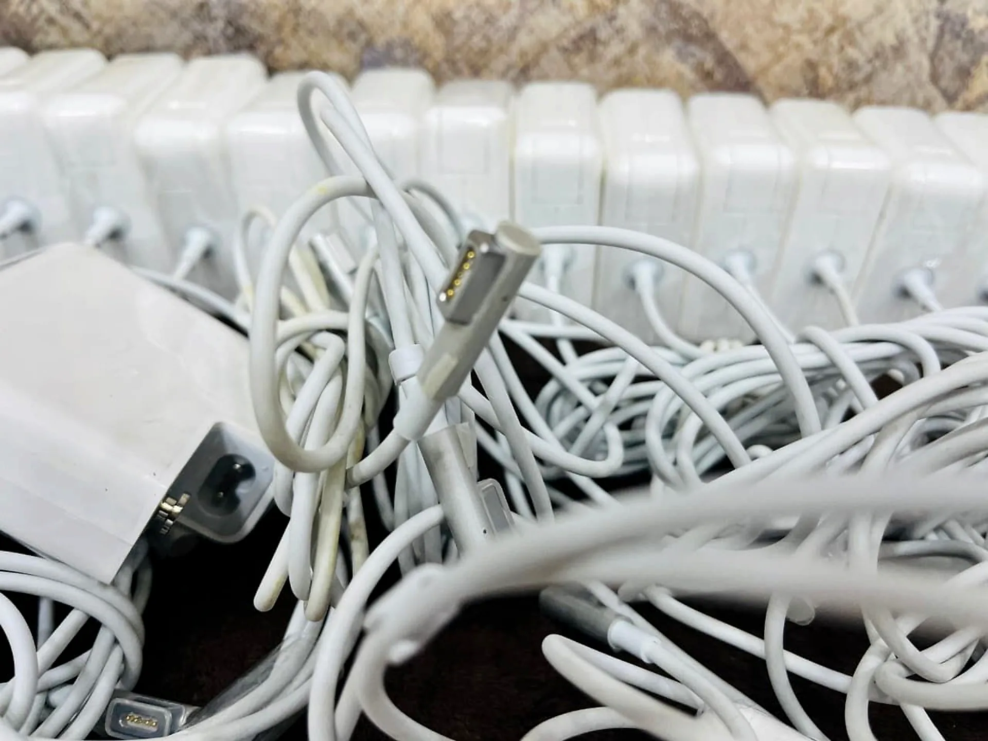 Apple 60W L-Type Power Adapter (A1278) gallery thumbnail 2