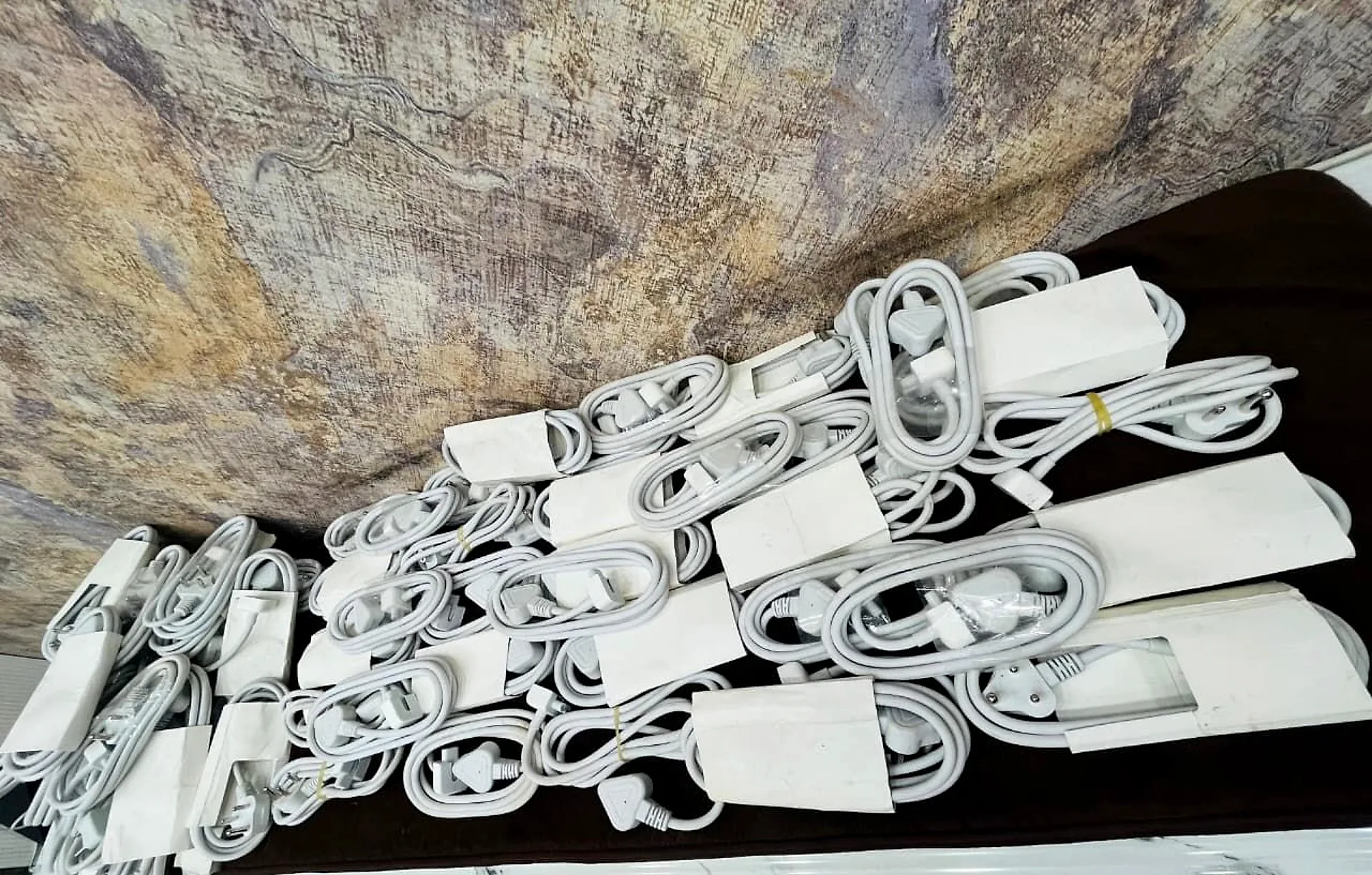 Apple 60W T-Type Power Adapter (A1398 / A1502) gallery thumbnail 4