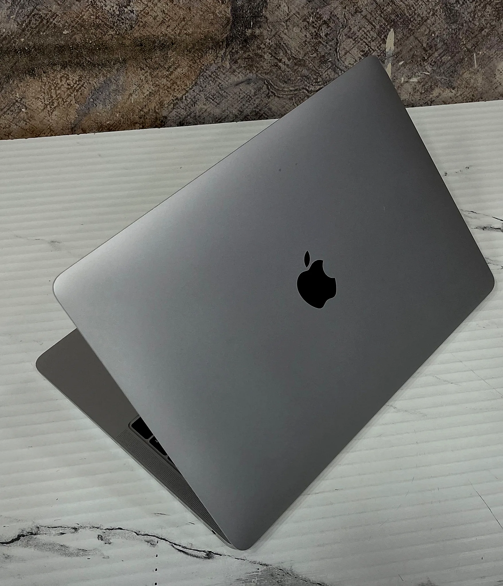 MacBook Air 13.3" Intel Core i5 (2019) gallery thumbnail 2