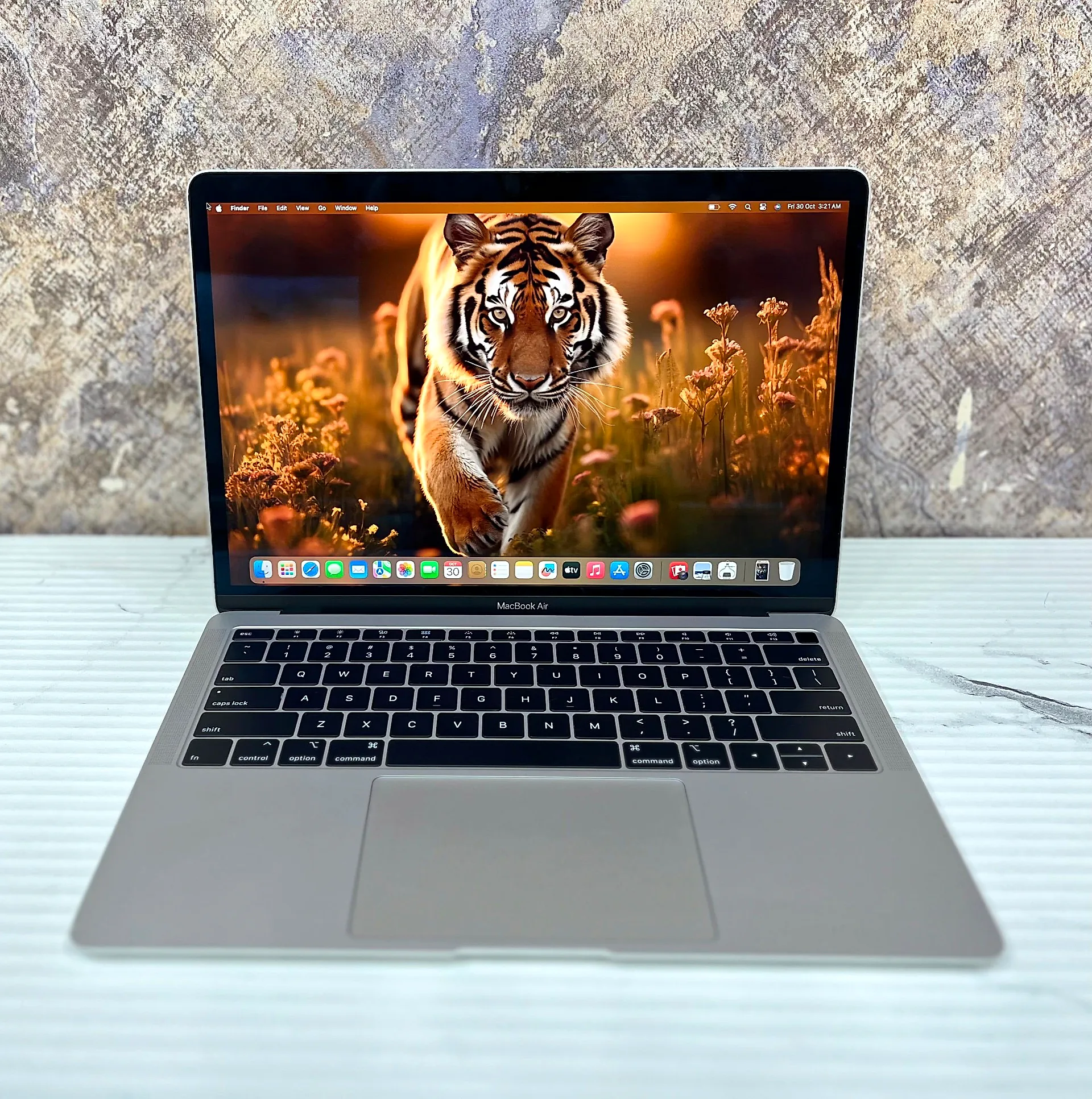 MacBook Air 13.3" Intel Core i5 (2019) gallery thumbnail 3