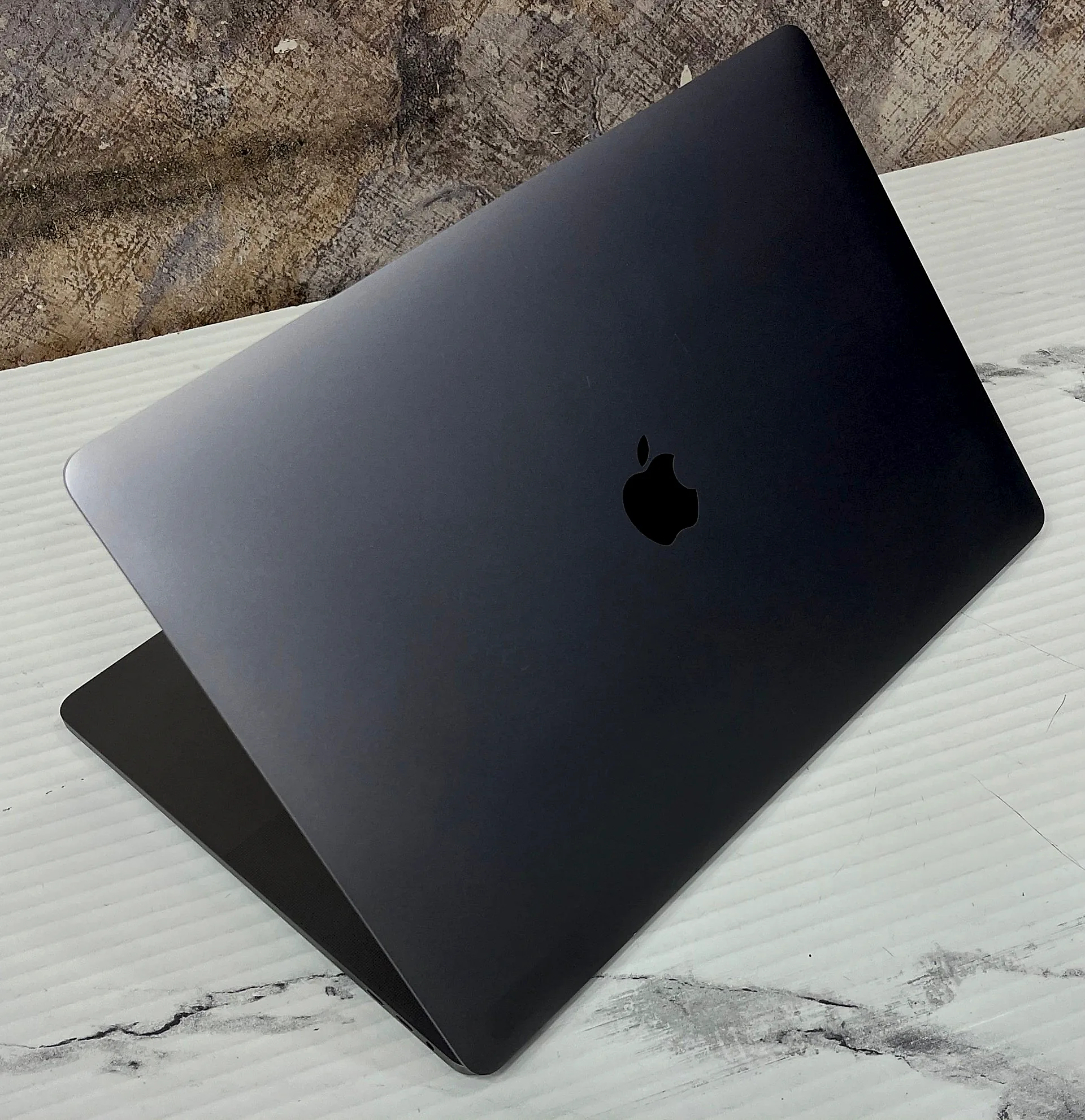 MacBook Pro 15.4" Intel Core i7 (2019) gallery thumbnail 5