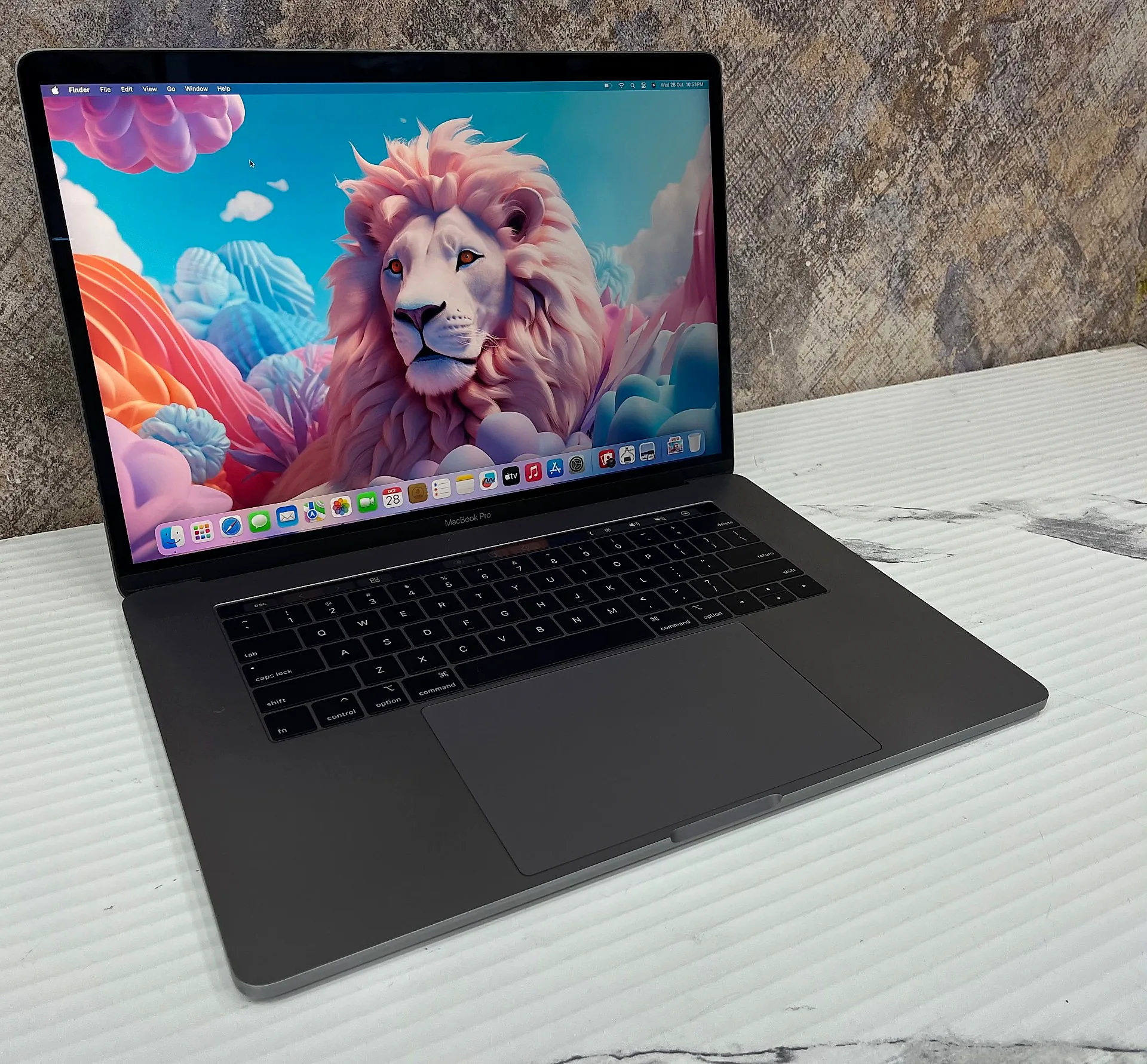 MacBook Pro 15.4" Intel Core i7 (2019) gallery thumbnail 2