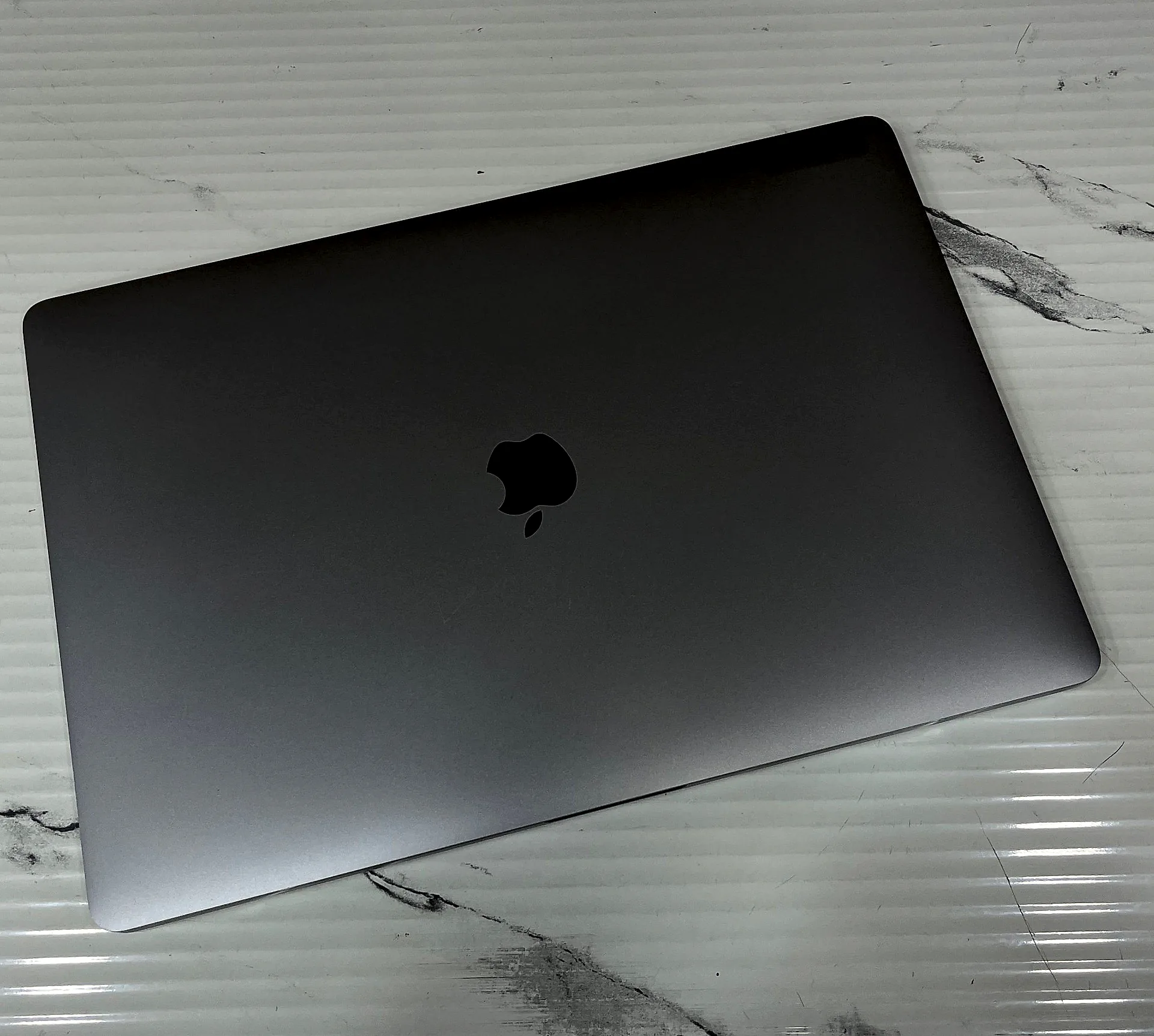 MacBook Pro 15.4" Intel Core i7 (2019) gallery thumbnail 3